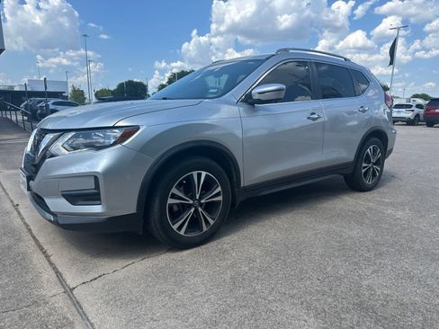 Used 2019 Nissan Rogue SV w/ Premium Package FWD image 3