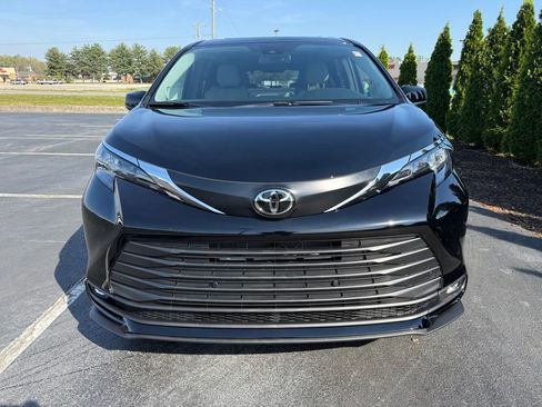 New 2026 Toyota Sienna XLE image 7