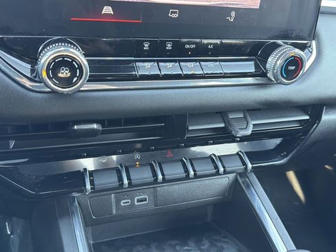 Used 2025 GMC Canyon Elevation image 6