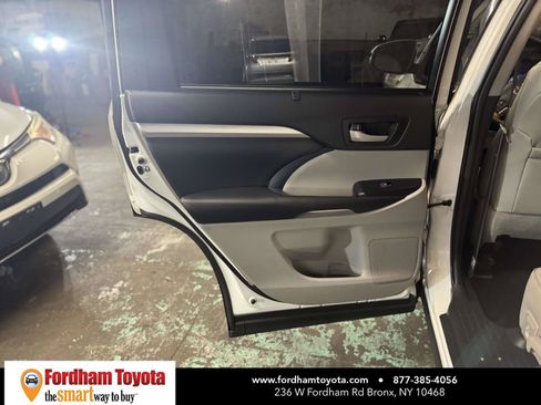 Used 2019 Toyota Highlander XLE AWD/4WD image 11