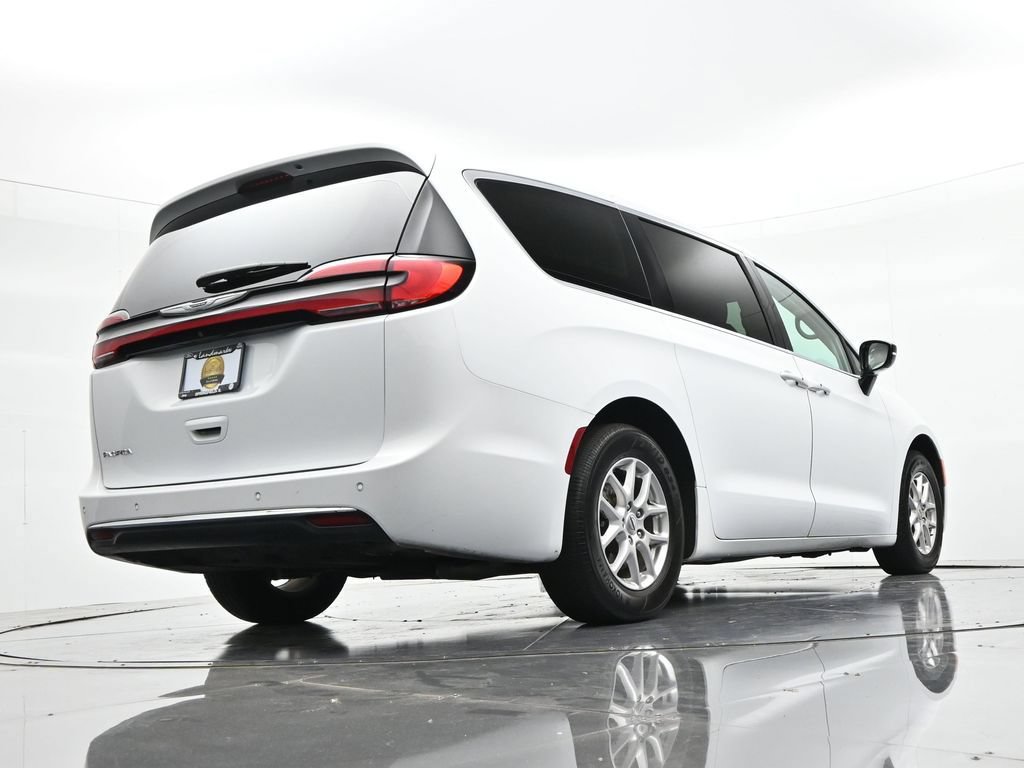 Used 2024 Chrysler Pacifica Touring-L FWD image 21