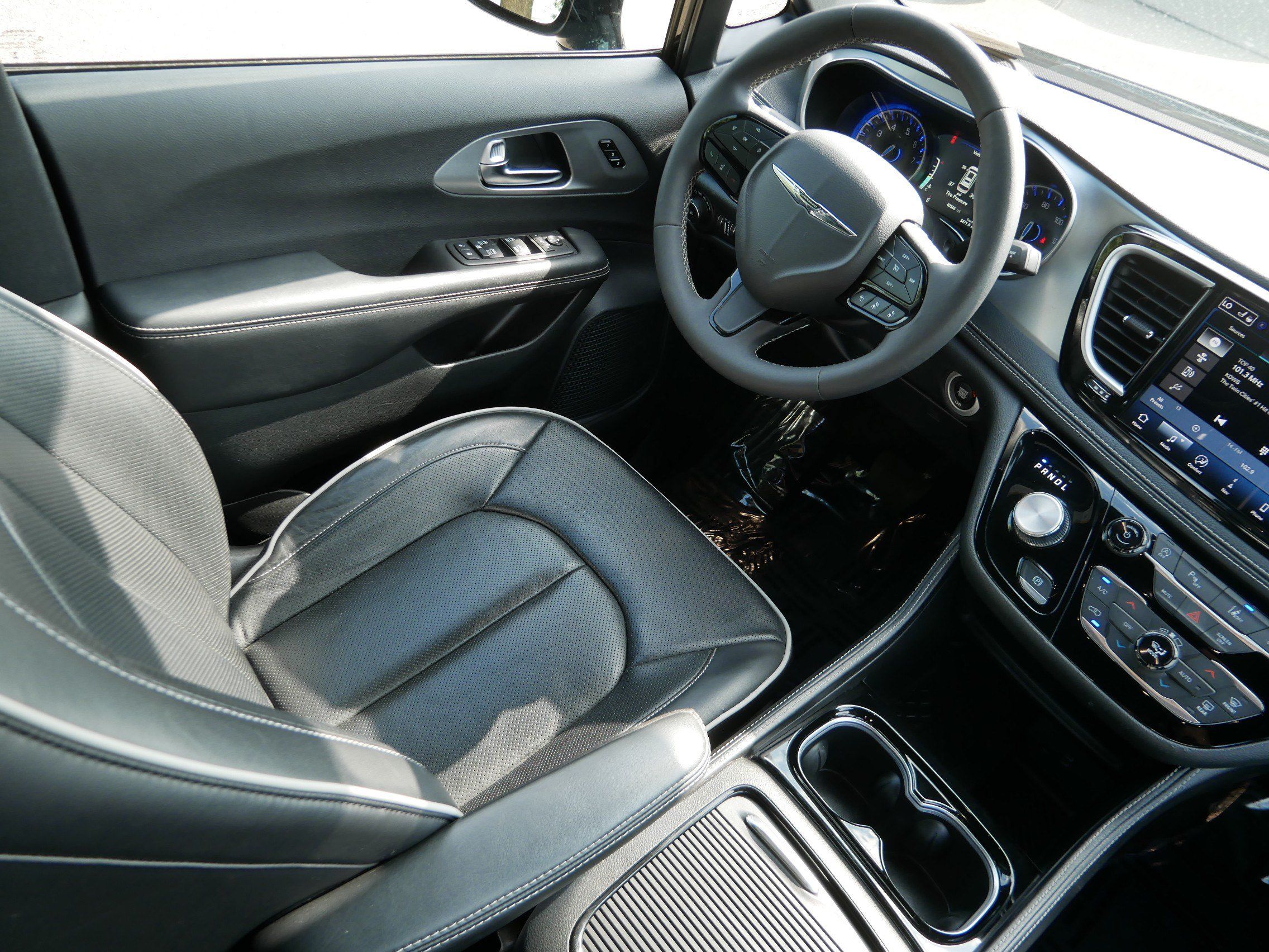 Used 2026 Chrysler Pacifica Limited w/ S Appearance Package FWD image 9