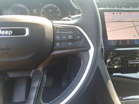 Used 2023 Jeep Grand Cherokee Limited w/ Black Appearance Package AWD/4WD image 28