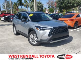 Used 2025 Toyota Corolla Cross LE video 1