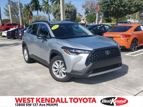 Used 2025 Toyota Corolla Cross LE image 1