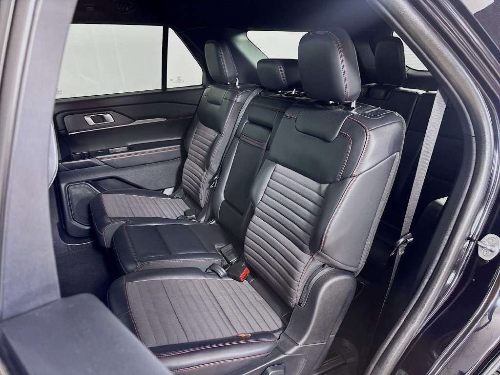 Used 2025 Ford Explorer ST-Line w/ ST-Line Street Pack AWD/4WD image 21