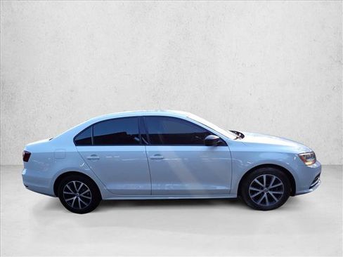 Used 2016 Volkswagen Jetta SE FWD image 4