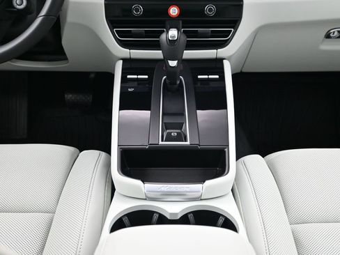 Certified 2026 Porsche Macan Turbo image 10