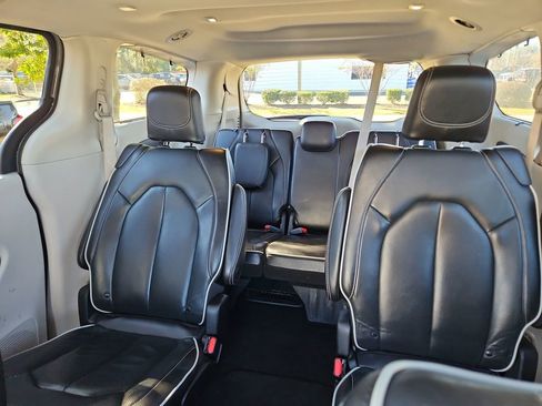Used 2023 Chrysler Pacifica Limited image 9