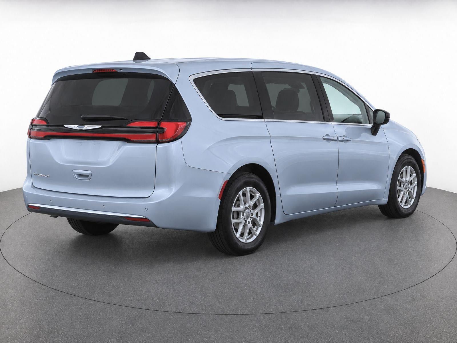 Used 2024 Chrysler Pacifica Touring-L FWD image 4