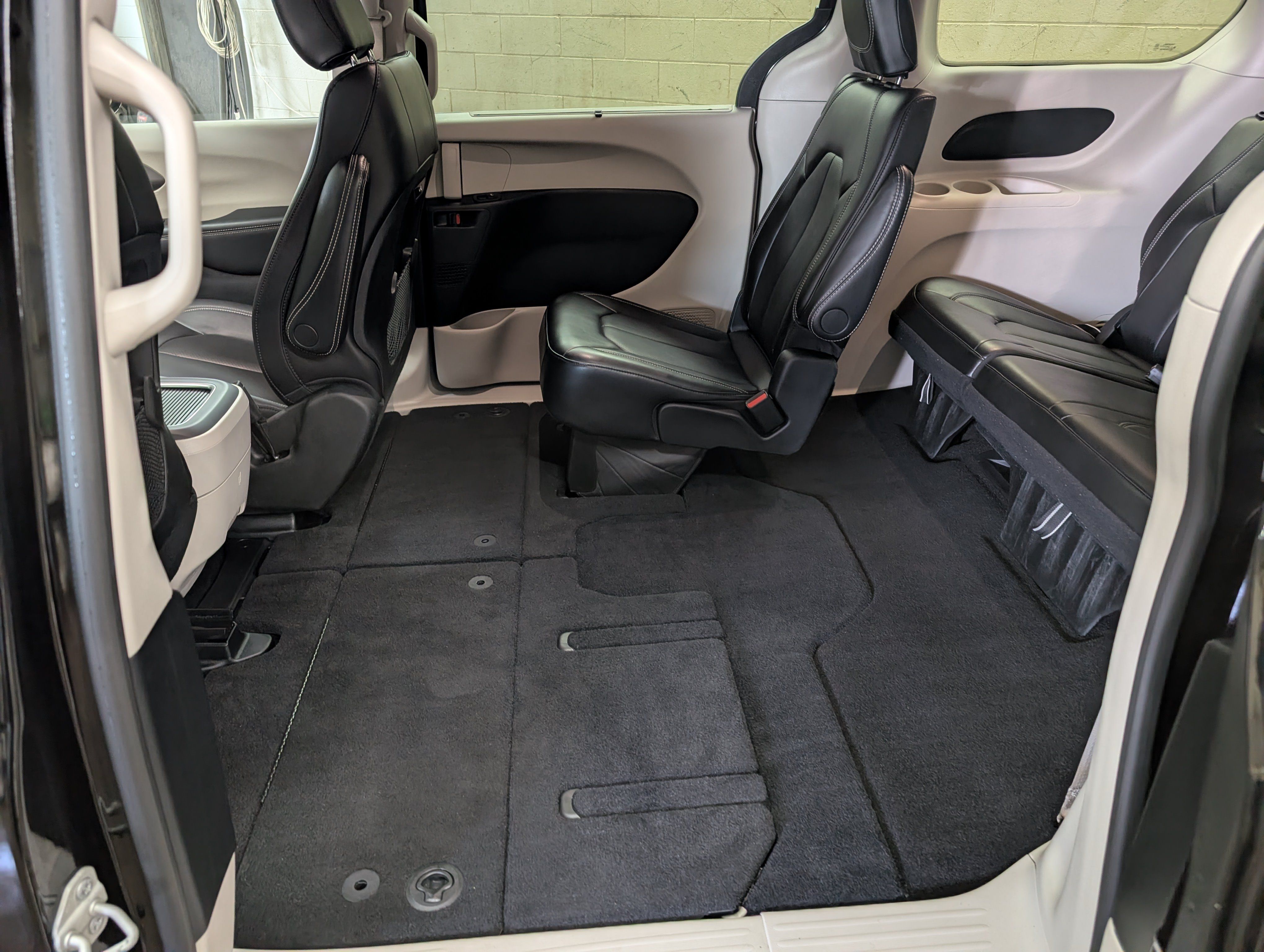 Used 2024 Chrysler Pacifica Touring-L FWD image 8