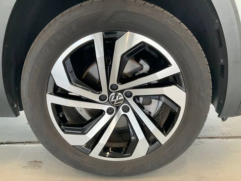 Used 2022 Volkswagen Atlas Cross Sport SEL AWD/4WD image 2
