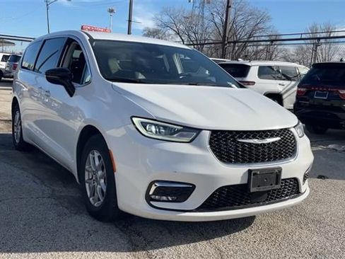 Used 2024 Chrysler Pacifica Touring-L image 7