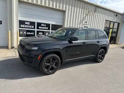 Used 2023 Jeep Grand Cherokee Altitude image 15