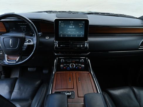 Used 2019 Lincoln Navigator Reserve AWD/4WD image 18