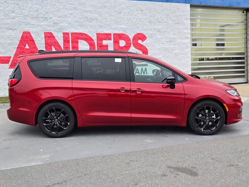 New 2026 Chrysler Pacifica Limited w/ Uconnect Theater Family Group image 8