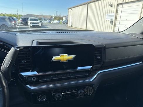 Used 2022 Chevrolet Silverado 1500 LT AWD/4WD image 10