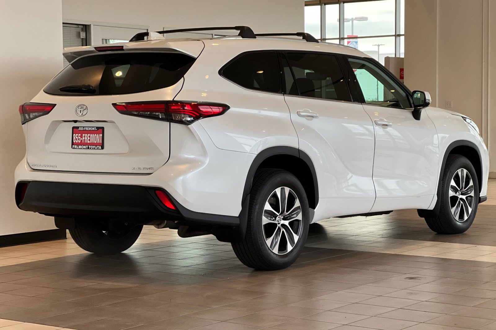 Certified 2022 Toyota Highlander XLE AWD/4WD image 4