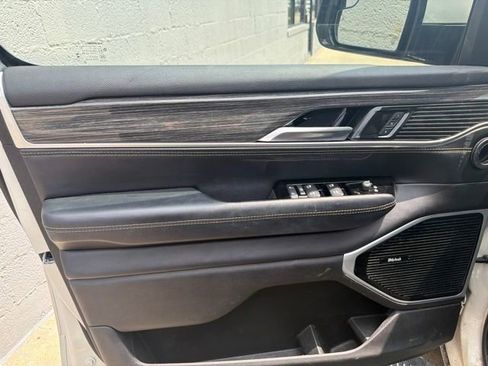 Used 2022 Jeep Wagoneer Series III w/ Premium Group I AWD/4WD image 17