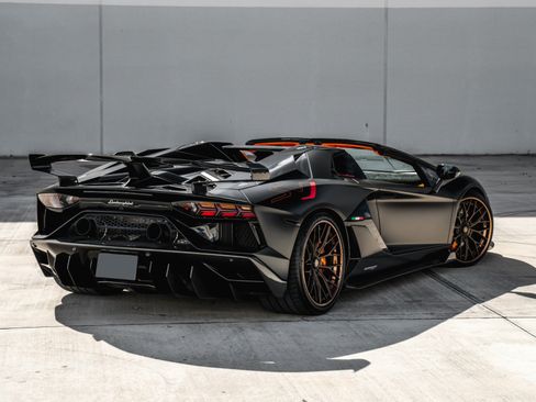 Used 2020 Lamborghini Aventador SVJ AWD/4WD image 9
