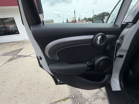 Used 2022 MINI Cooper 4-Door Hardtop w/ Premium Package FWD image 22