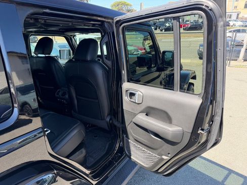 Used 2023 Jeep Wrangler Unlimited Sahara AWD/4WD image 39