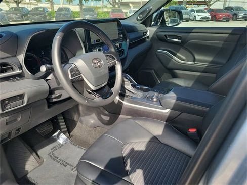 Used 2025 Toyota Highlander XSE image 11