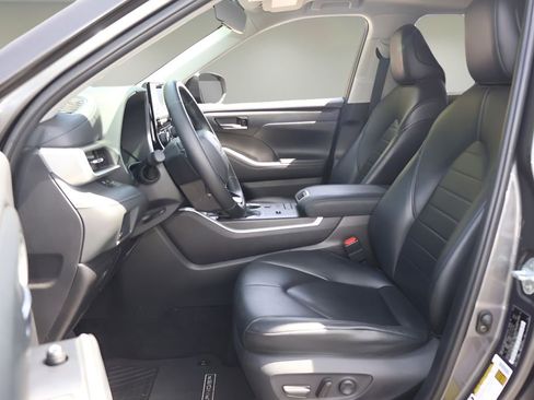 Used 2021 Toyota Highlander XLE FWD image 11