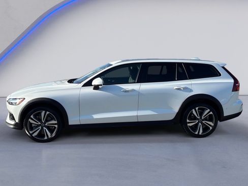 Used 2025 Volvo V60 B5 Cross Country Plus AWD/4WD image 8