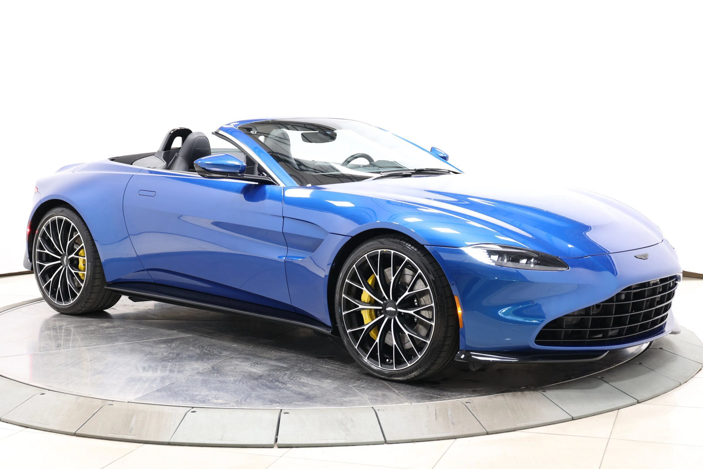 Used 2023 Aston Martin V8 Vantage Roadster RWD image 81