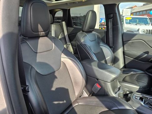 Used 2019 Jeep Cherokee Latitude Plus AWD/4WD image 41