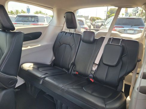Used 2024 Chrysler Pacifica Limited FWD image 13