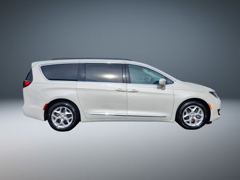 Used 2017 Chrysler Pacifica Touring-L w/ Tire & Wheel Group FWD image 2