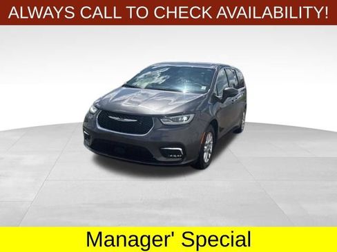 Used 2023 Chrysler Pacifica Touring-L FWD image 3