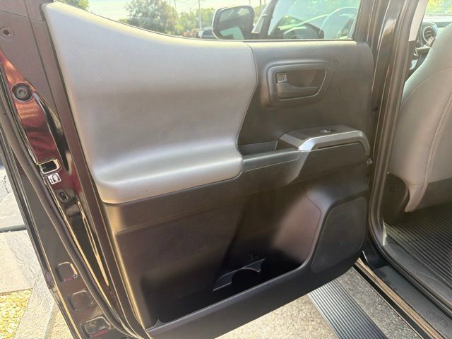 Used 2019 Toyota Tacoma SR5 AWD/4WD image 17