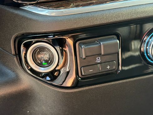 Used 2024 GMC Sierra 3500 SLE image 28