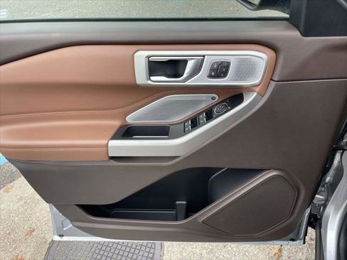 Used 2022 Ford Explorer King Ranch w/ Premium Technology Package image 16