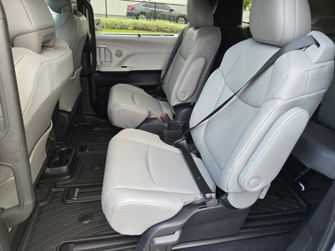 Used 2026 Toyota Sienna XLE FWD image 11