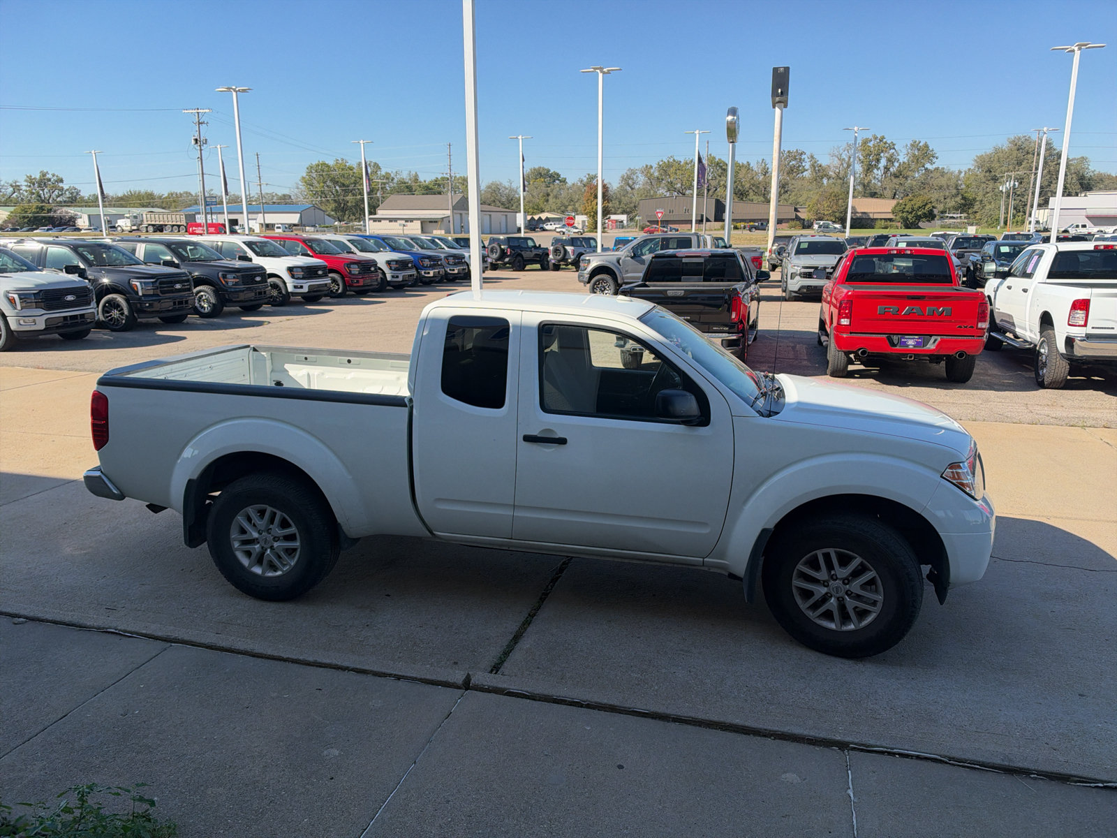 Used 2018 Nissan Frontier SV AWD/4WD image 5