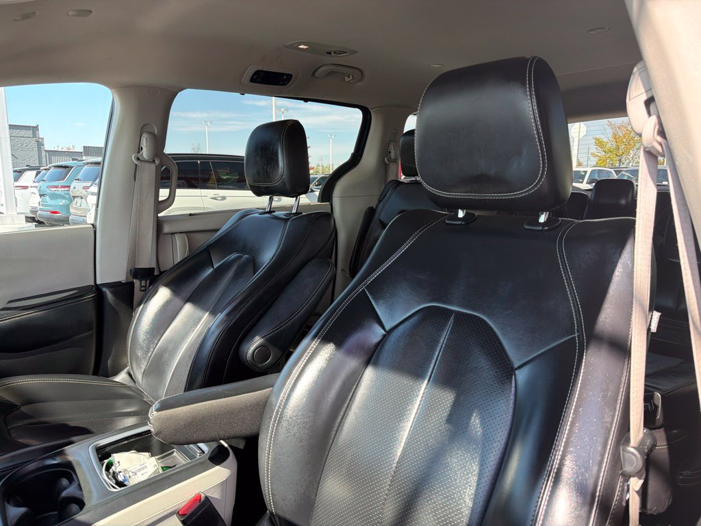 Used 2023 Chrysler Pacifica Touring-L FWD image 12