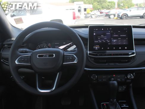 Used 2025 Jeep Compass Latitude w/ Convenience Group AWD/4WD image 13