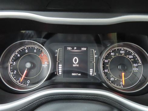 Used 2018 Jeep Cherokee Latitude Plus w/ Comfort/Convenience Group FWD image 19