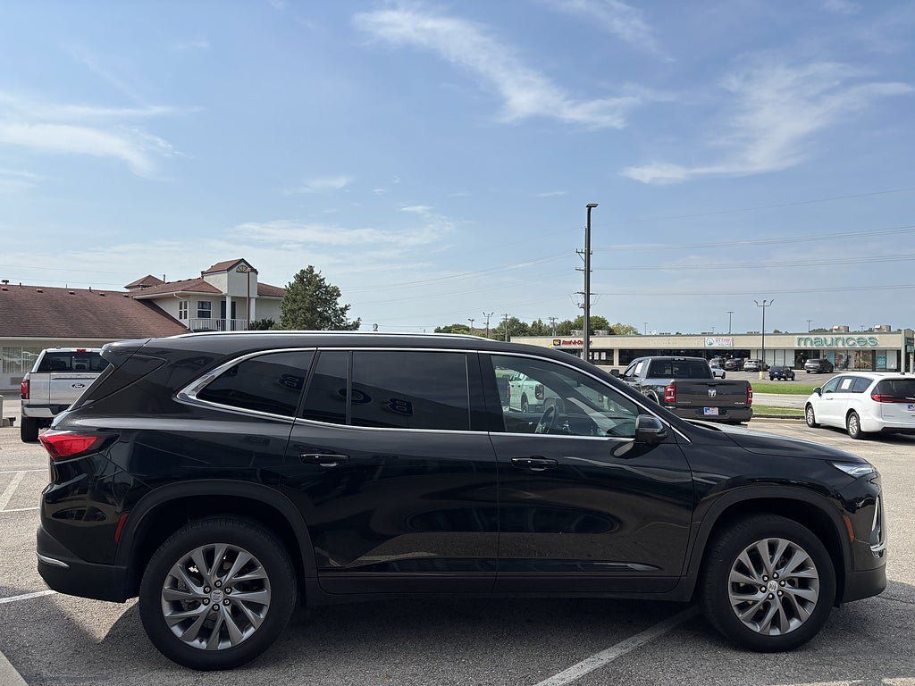 Used 2025 Buick Enclave Preferred AWD/4WD image 7