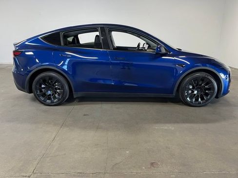 Used 2024 Tesla Model Y Long Range AWD/4WD image 2