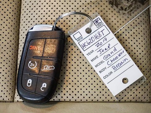 Used 2017 Jeep Grand Cherokee Overland image 29