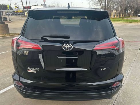 Used 2018 Toyota RAV4 LE image 9