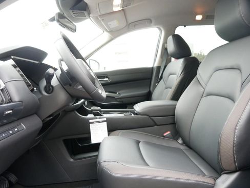 New 2025 Nissan Pathfinder SL image 6