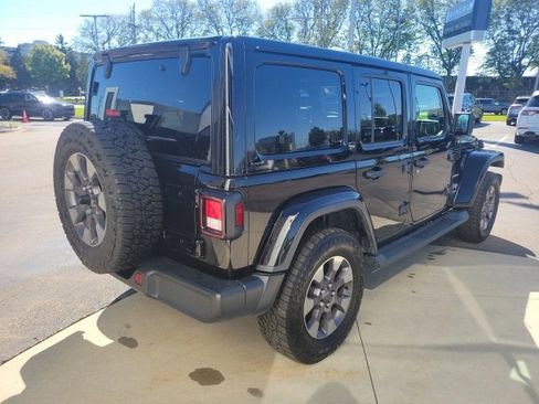 Used 2018 Jeep Wrangler Unlimited Sahara image 10