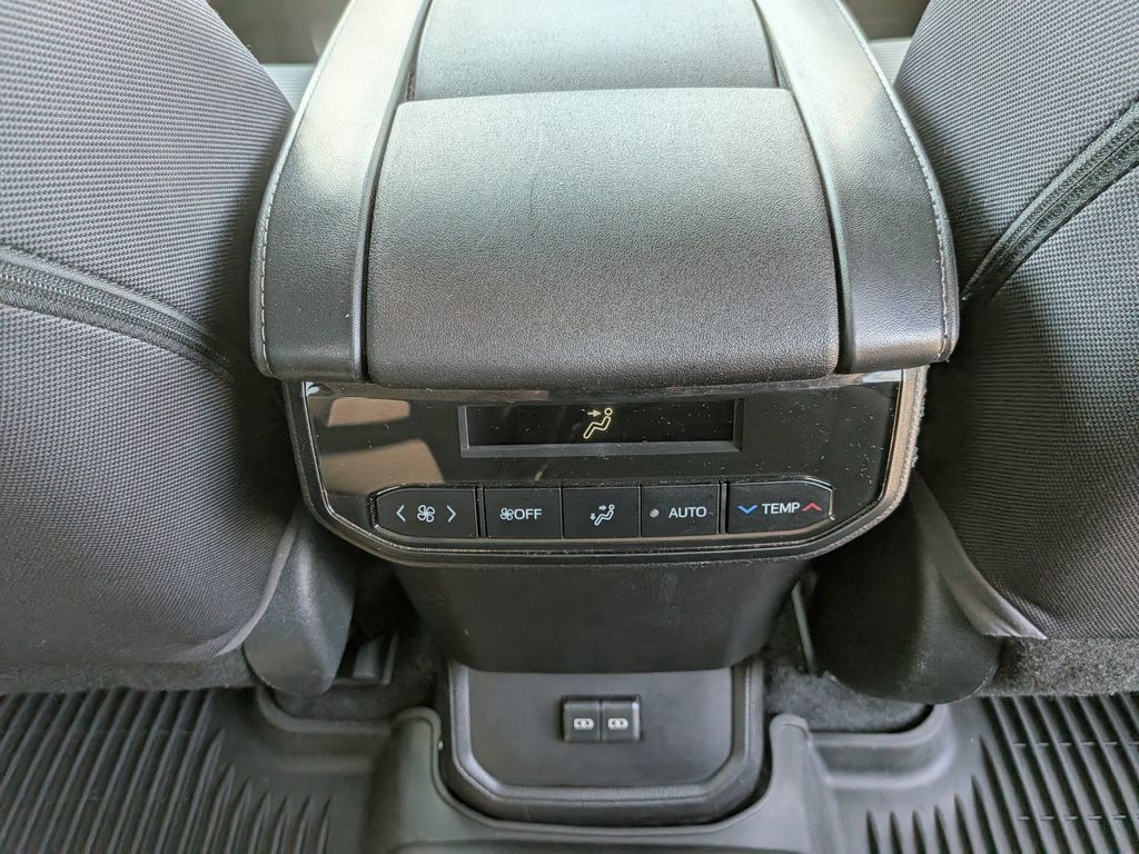 Used 2023 Toyota Highlander LE FWD image 29