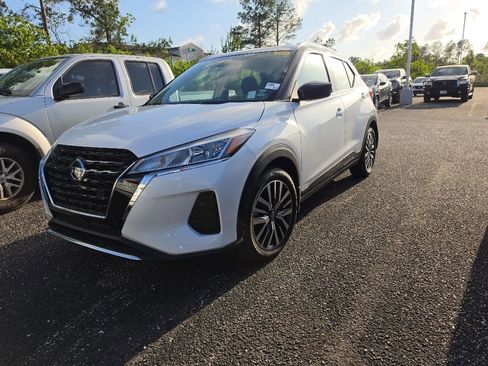 Used 2021 Nissan Kicks SV FWD image 1